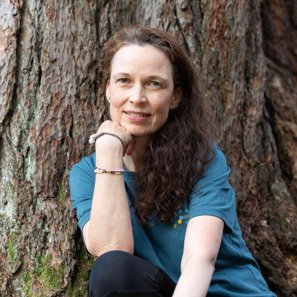 Verena Bernhardt Psycholigische Beratung impulsinsel Psychologische Beraterin und Coach – Impulsinsel – Porträt im Wald